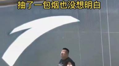 男子和好看的女子逛商场，他们打情骂俏，知情者：两个人各有家庭