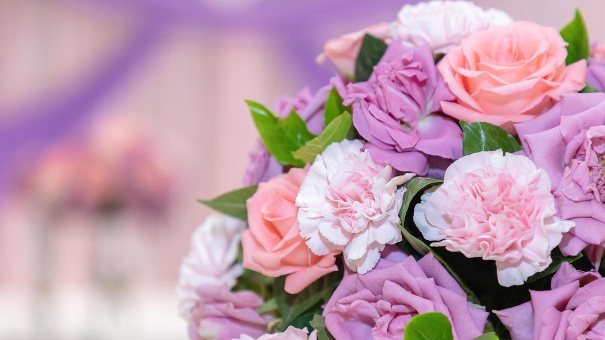 儿媳装病不上班不看孩子还欺负婆婆，婆婆怒走人：搭钱干活还受气