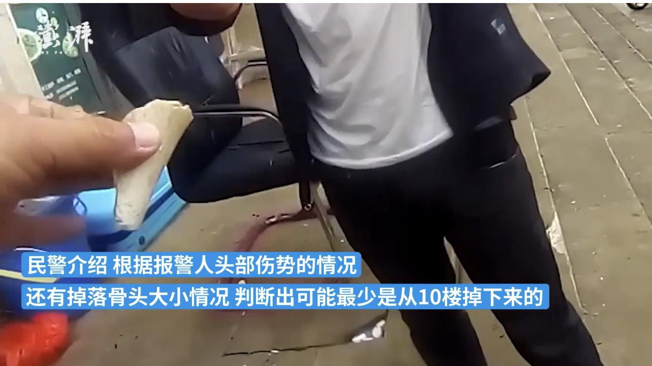 云南昆阳，宠物狗在15楼阳台玩耍时，致骨头砸伤群众