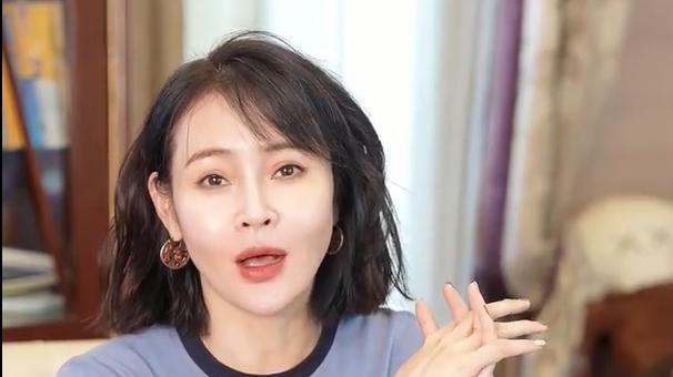 于明加|于明加对女儿太严苛！14岁前不准染头发打耳洞！对比黄磊家差距大