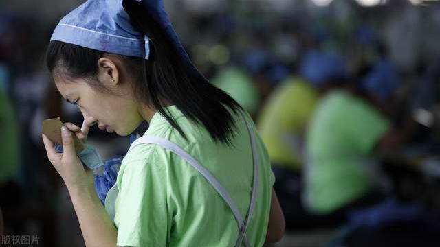 东莞往事：胆大的工友，半夜带女友回宿舍，拉上床帘过二人世界