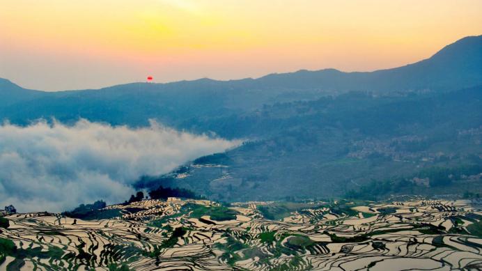 旅行|哈尼梯田，一层层金波，把整片大地都染成了金色