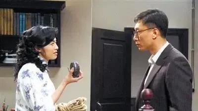 沈傲君|《潜伏》孙红雷、沈傲君吻戏，沈对导演说：200块，让我再拍一条