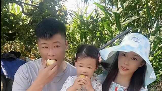 谢永强|谢永强携小12岁美妻回农村娘家，和岳父像同辈，1岁女儿可爱像妈