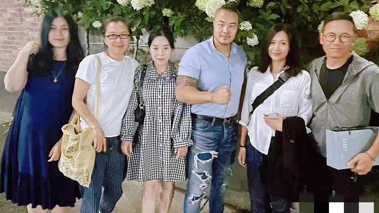 徐静蕾|徐静蕾和苗侨伟加拿大秀幸福照曝光引热议