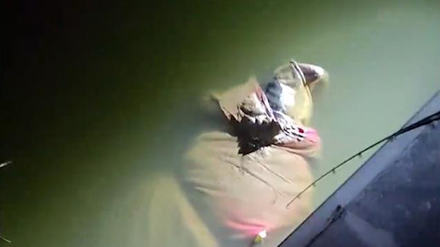 天亮之后|江苏一男子河里夜钓，勾起捆绑成人形的棉被，里面的东西让人意外