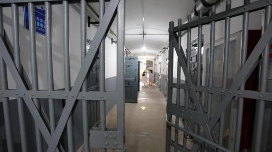 男子怀疑情人与他人有染，遂将对方塞入车尾箱：行驶中掉落身亡