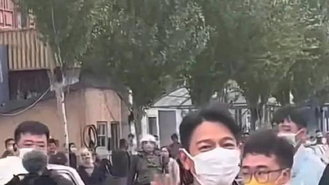 刘德华|刘德华身高只有一米四？路人拍出超奇怪比例，比旁边的保安更娇小