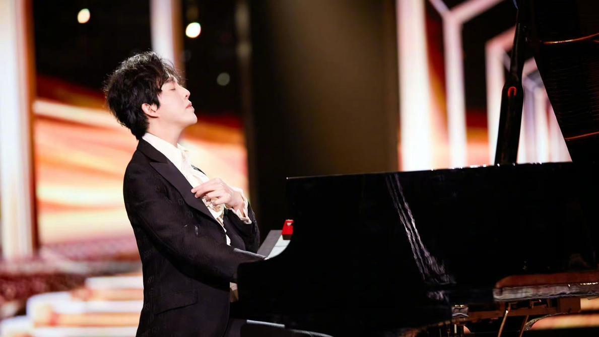 李云迪|李云迪涉丑闻后首秀！弹钢琴不敢露脸，手指瘦长青筋显眼