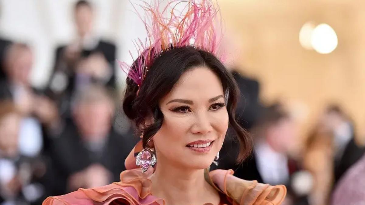 邓文迪|富婆邓文迪国外聚餐被偷拍！穿无袖衫手臂粗壮，驼背塌肩气质全无