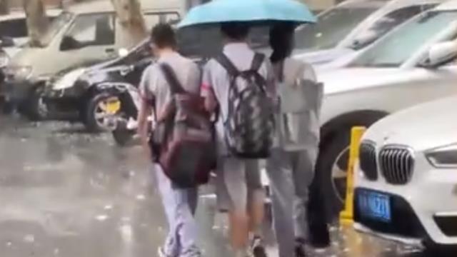 浙江一男生与女友共伞躲雨，另一名男生淋雨同行：3个人没有爱情