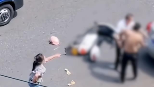湖南：男子街头怒打女子，向路人大喊她是我老婆，女子：我不是