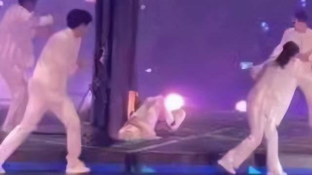 香港男团演唱会惨烈事故超多细节！被砸中艺人正脸曝光！