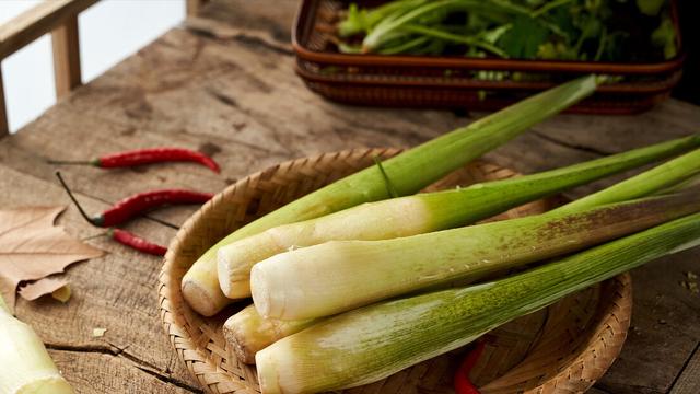 明日白露，再忙别忘：咬3根、蒸2白、忌1物，滋阴润燥，轻松度秋