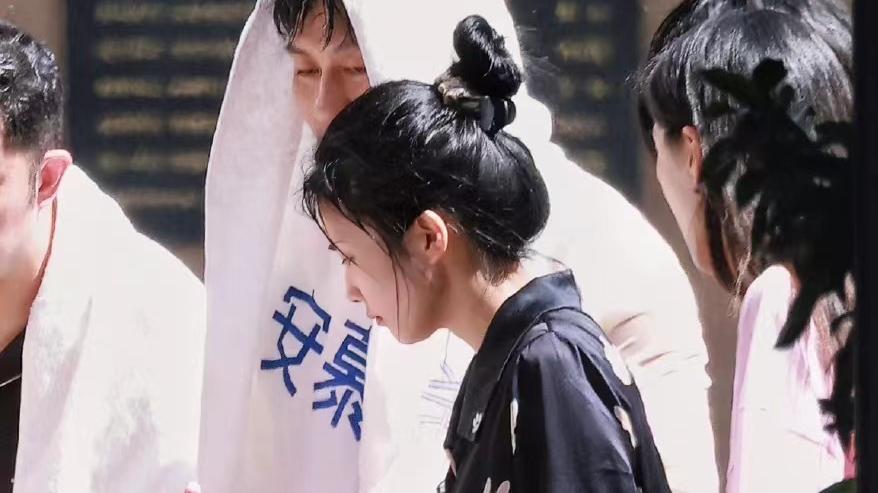 白梦妍|白鹿《奔跑吧兄弟》穿冰丝睡衣，优雅温柔，随性又自然