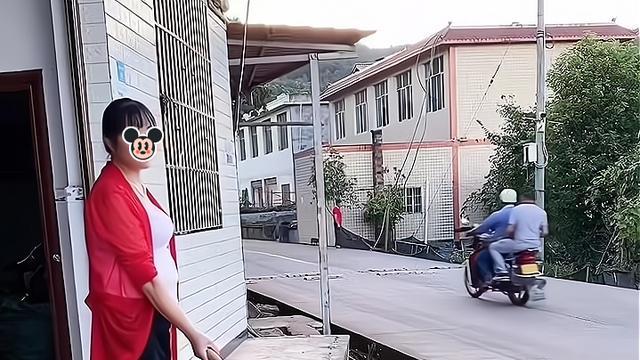 儿媳妇要去理发店洗头，婆婆嫌浪费钱，用勺子制作花洒给她洗头