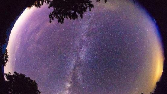 夜晚为什么是黑色的？这看似理所当然的事情，实际却没那么简单