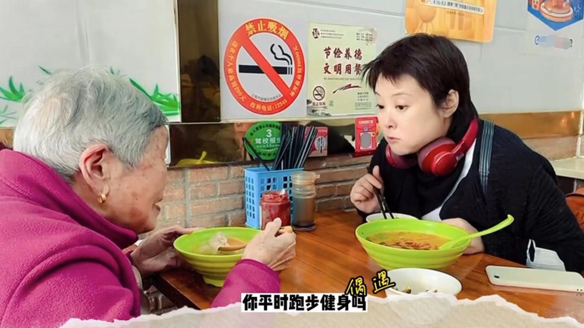 张天爱|50岁袁立身材发福模样大变，坐公交吃路边摊，与三婚老公生活甜蜜