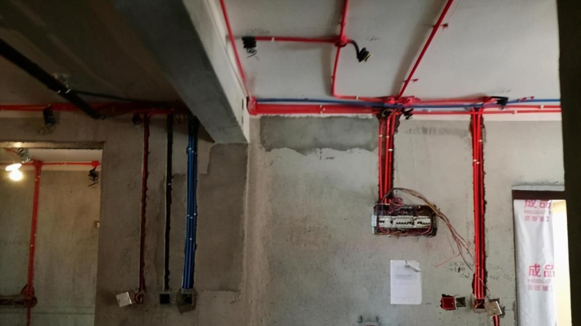 水电改造，到底应该走顶还是走地？30年老电工说出真相，差点做错