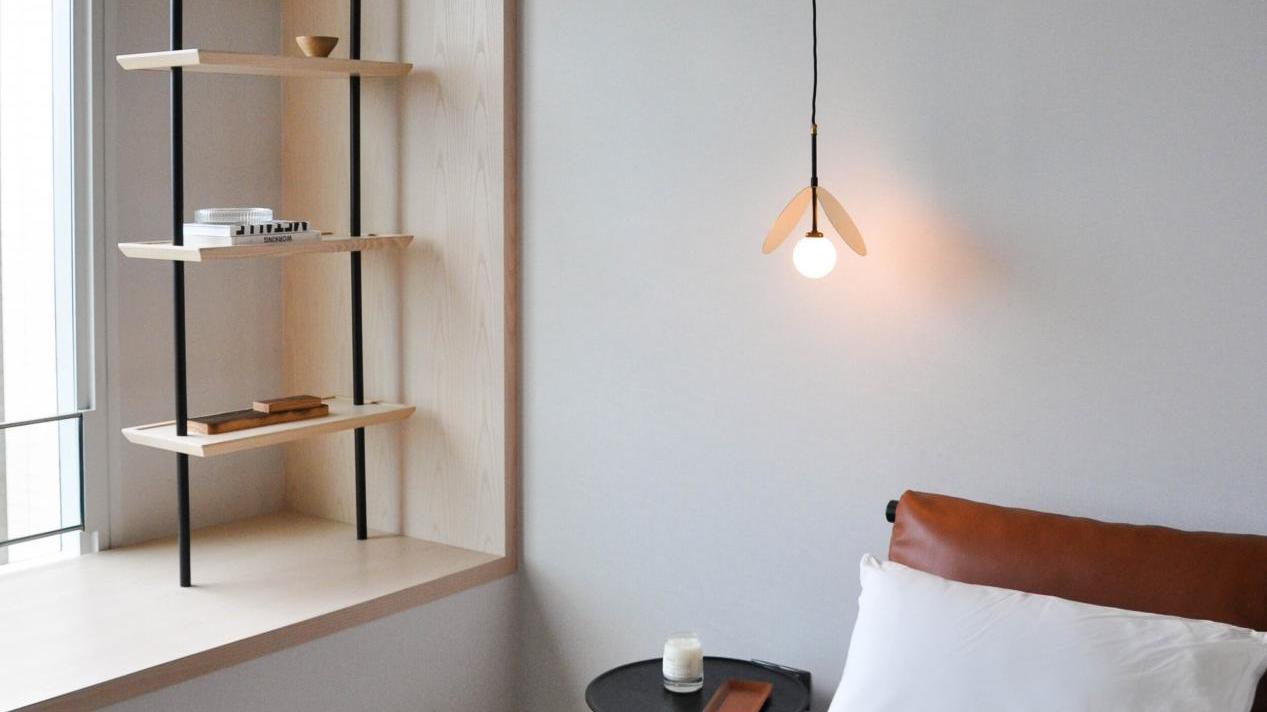 别嫌白色的家太单调，102㎡搭配灰调，穿插原木色，舒适又耐看