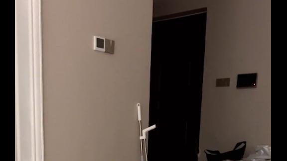 生肖 主人决定给比格犬减肥，它天天敲空碗表示抗议，委屈的模样太好笑