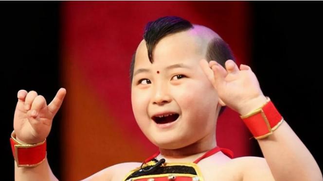 邓鸣贺|2013年，年仅六岁的“年画娃娃”邓鸣贺身患白血病，父母依然带着他演出挣钱