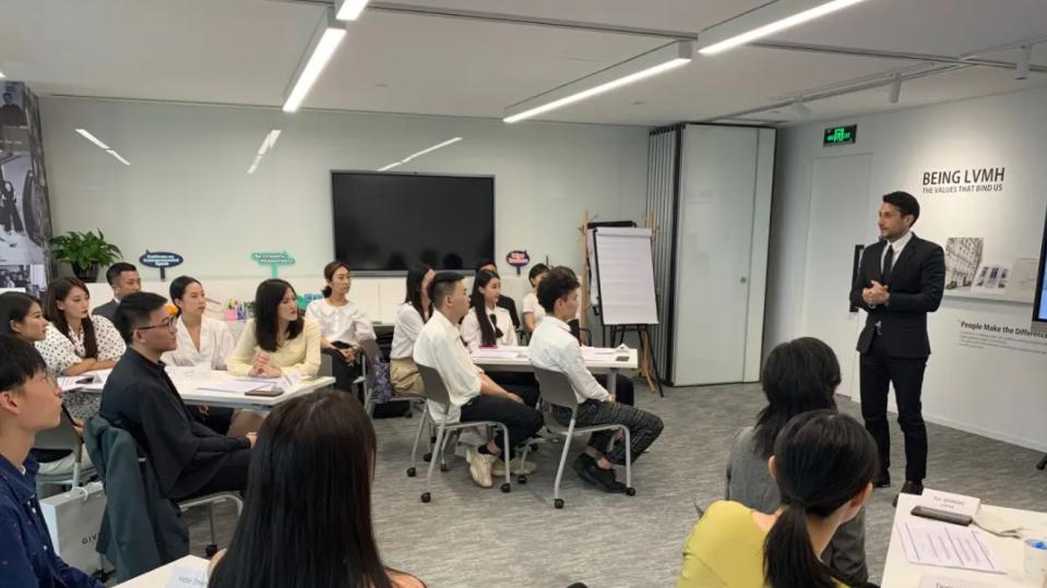 hr|HR：我裤子拉链开了，你会如何提示我？回答到“心坎里”直接录用