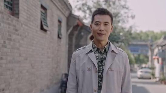 郭志坚|郭志坚：秒杀央视所有男主播，出道26年首秀“花衬衣配风衣”造型