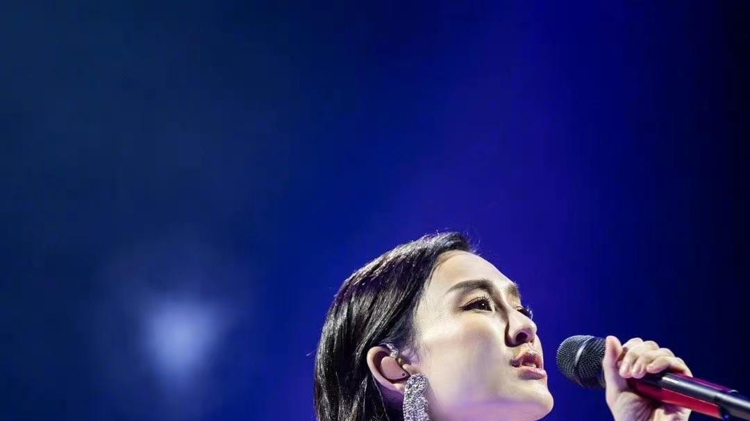 范玮琪|范玮琪回归！时隔3年首开唱、哽咽认错，黑人带儿子到场力挺