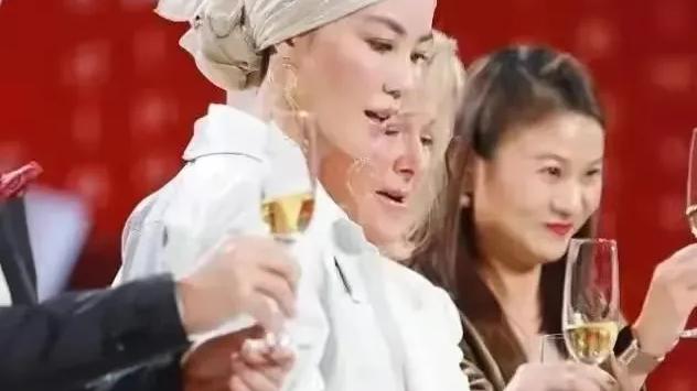 王菲 王菲太任性了！裹着头巾代替发型，既偷懒又有气质，五官精致身材高挑