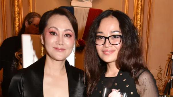 宋佳|宋佳：嫁给大21岁的张学津，却在他患病后选择离婚，55岁再嫁外国人