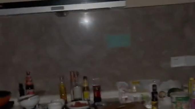 三亚|男子滞留在三亚民宿，1500一天花费2万后没钱续房：房东拉闸断电