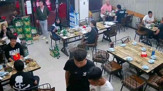 骚扰不成借酒发疯！唐山烧烤店男顾客群殴女顾客事件不能常规处理