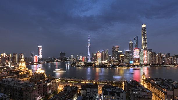 上海市|黄浦江沿岸, 绝对是旅行的“打卡地”，还有许多游客专程来到这里。