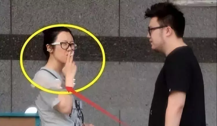 宋丹丹|宋丹丹：遇到对手了，儿媳马路边抽着香烟骂巴图，宋丹丹气到心梗