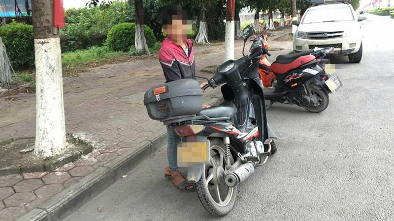 湖北武汉，男子无证驾驶不合标摩托车与轿车相撞，双方以600元私了后离开