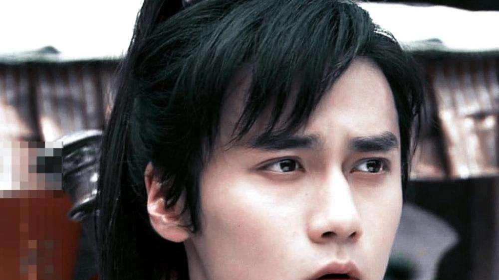 蒋劲夫|蒋劲夫一边吃饭一边大笑，笑中满是心酸和无奈，退圈后专注于撸铁