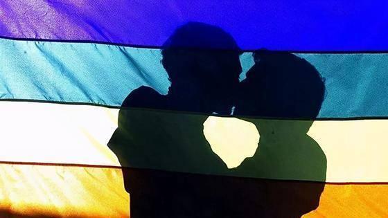 13岁儿子仍与母亲同床睡，夜里发现孩子偷偷洗内裤，妈妈顿时感到后悔