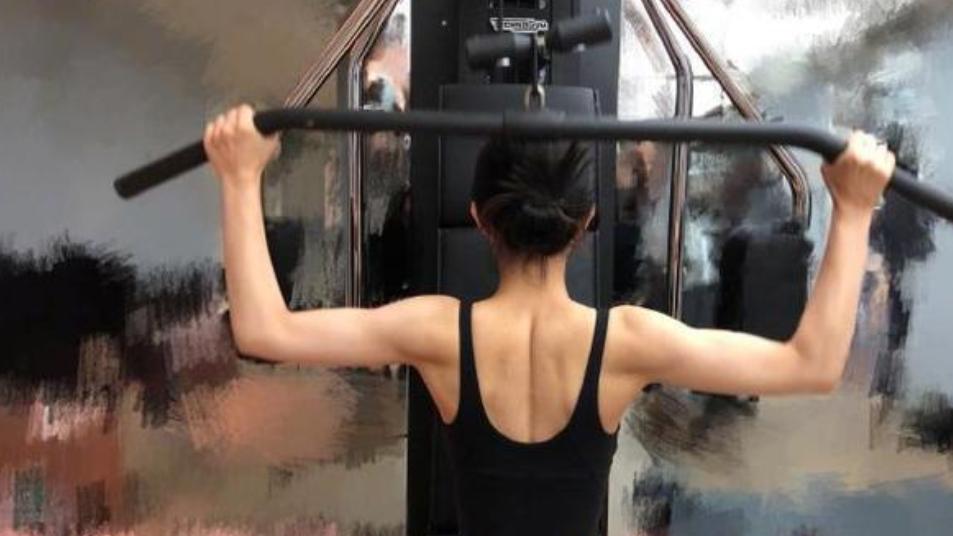 赵丽颖|赵丽颖大秀健身照片章泽天也跟风？网友：豪门太太和专业演员的差距一眼就看出