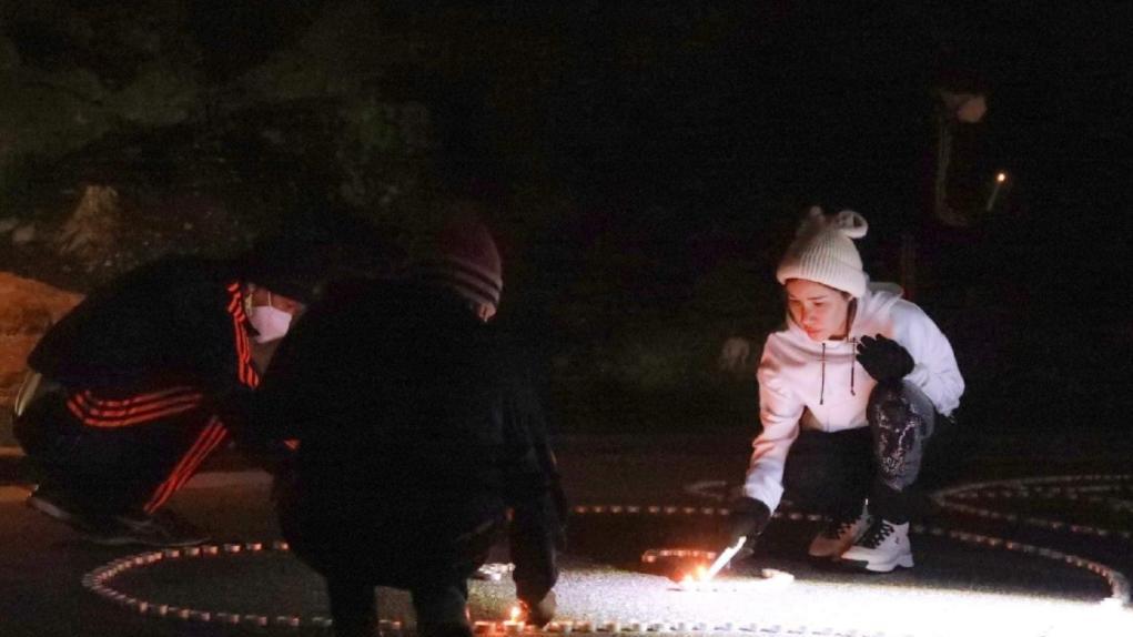 诗妮娜|诗妮娜终于再次亮相露面，针织帽出镜点烛祈福，双美组合或将重现