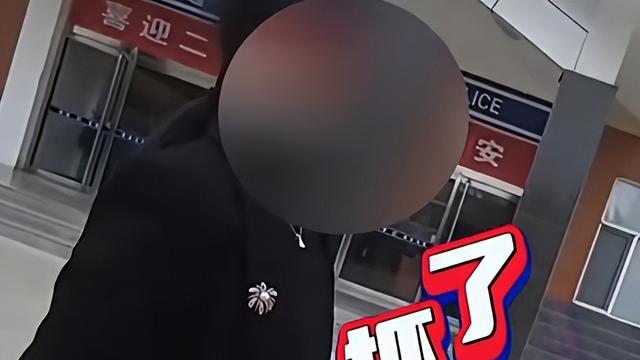 美女在高速拦车借钱应急，结果交警一来撒腿就跑，实际是诈骗行为！