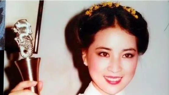 成龙|港媒爆成龙认下，与邓丽君私生子：抱头痛哭，我对不起你！网友不信