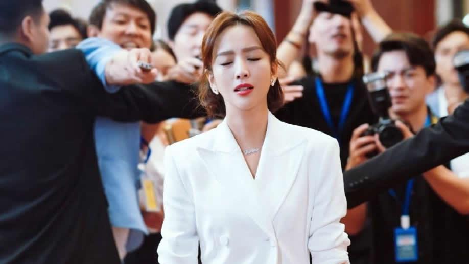 佟丽娅|佟丽娅真美，白色不规则外套配黑色健美短裤秀美腿，简单又时尚