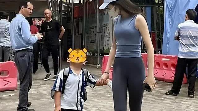 女子穿瑜伽裤接孩子，男家长频频回头偷窥