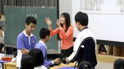 教师|年轻教师穿上万元“貂绒大衣”，被家长投诉后，一席话让众人沉默