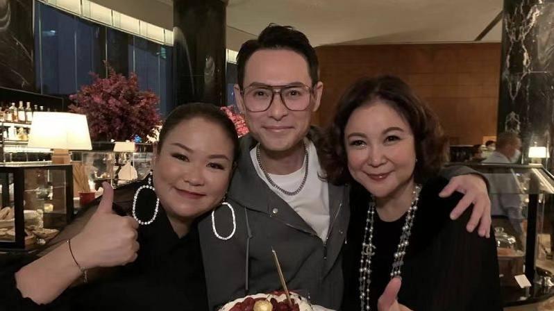 海俊杰|知名港星庆祝50岁生日！化妆师妻子高调现身，女方身材引关注