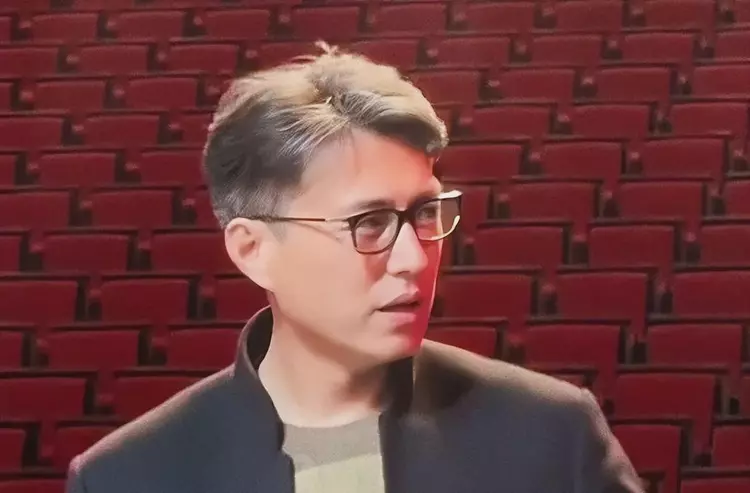 靳东|45岁靳东现身剧院看演出，身穿黑色中山装，满头白发显沧桑