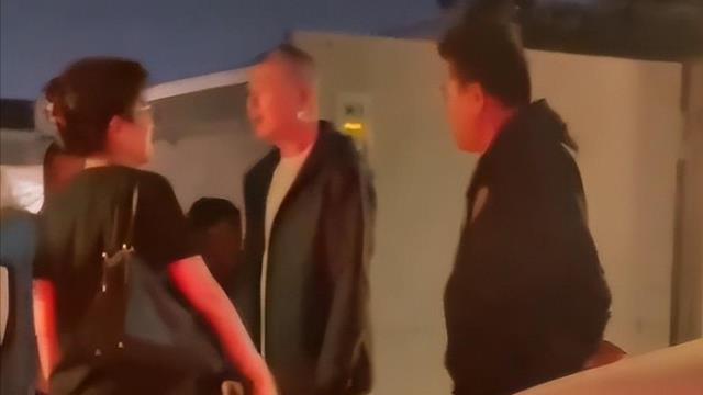 冯小刚|冯小刚夫妇洛杉矶会客遭曝光，被质疑将定居美国，已购置两套房产