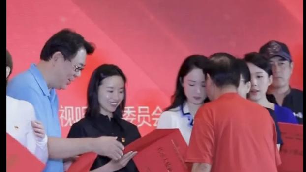 董洁|心疼董洁，在舞台上明目张胆的被欺负！