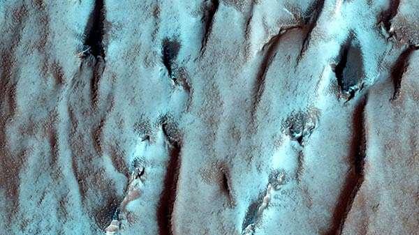 只是分层，不是液体：天文学家解释火星的水样反射